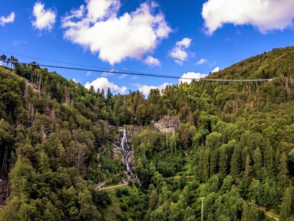 In 120 Meter H�he bietet der Blick auf den Todtnauer Wasserfall eine spektakul�re Perspektive