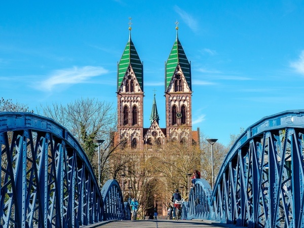 Blaue Brücke in Freiburt, Bildquelle: Pixabay Blaue Brücke in Freiburt, Bildquelle: Pixabay