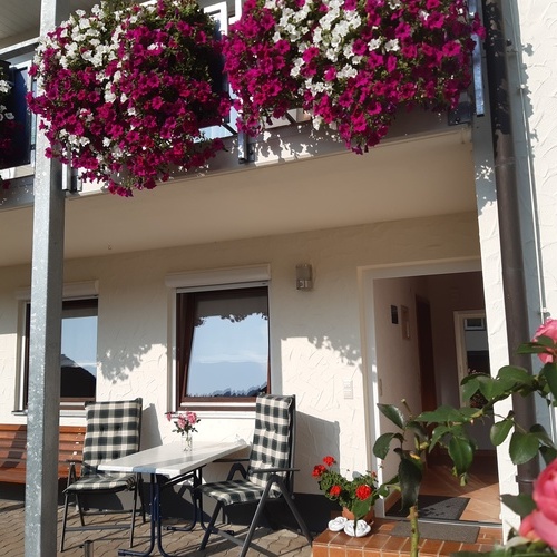 Geschützter Terrassenfreisitz im Eingangsbereich der Ferienwohnung - Geschützter Terrassenfreisitz im Eingangsbereich der Ferienwohnung -