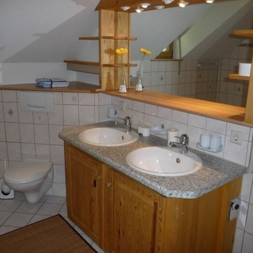 Badezimmer mit zwei Waschbecken und Toilette  - 