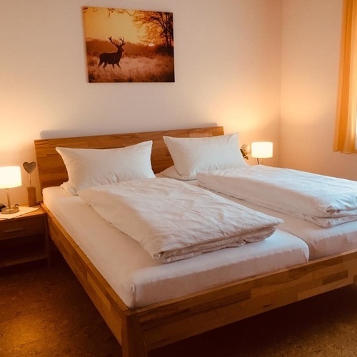 modernes geräumiges Schlafzimmer, bequeme Betten mit Komforthöhe - modernes geräumiges Schlafzimmer, bequeme Betten mit Komforthöhe -