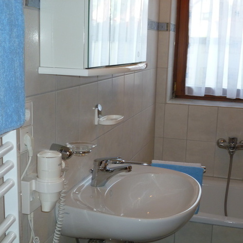 Bad, Dusche und WC - Bad, Dusche und WC -