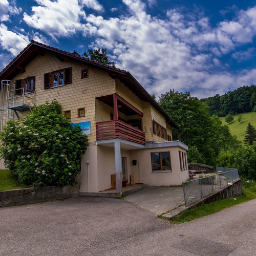 Hausansicht mit Terrasse  - 