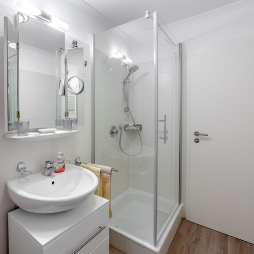 Badezimmer mit Wasch- und Duschbereich - 