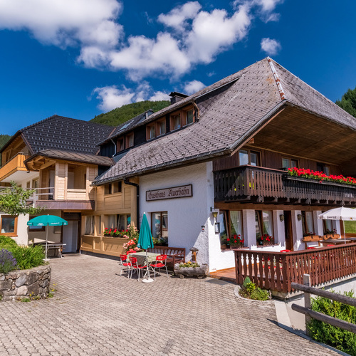 Außenansicht des Hauses Auerhahn mit Eingang zum Gastraum - Außenansicht des Hauses Auerhahn mit Eingang zum Gastraum -