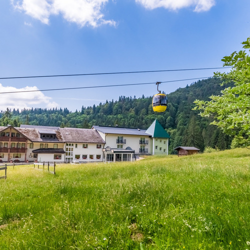 Belchenhotel J&auml;gerst&uuml;ble mit Belchengondel im Vordergrund  - 