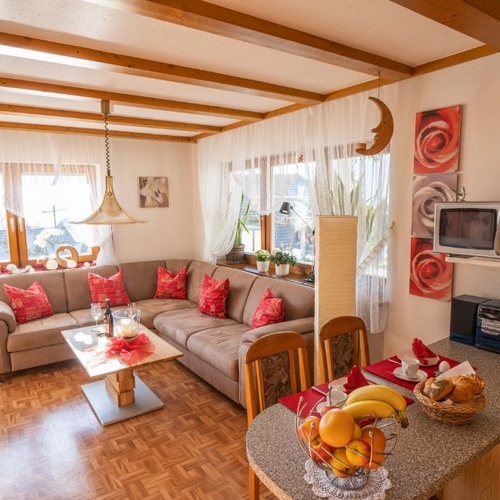 große Eckcouch und Esstisch einer Ferienwohnung - große Eckcouch und Esstisch einer Ferienwohnung -