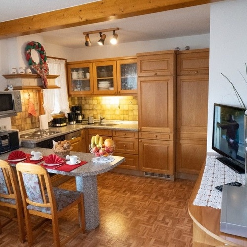 Esstisch und Küche mit Holzschränken - Esstisch und Küche mit Holzschränken -