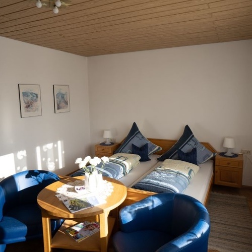 Doppelbett davor steht ein Tisch und zwei Sessel - Doppelbett davor steht ein Tisch und zwei Sessel -