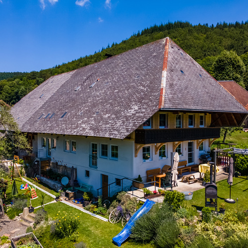 Au&szlig;enansicht des Hauses mit Garten  - 