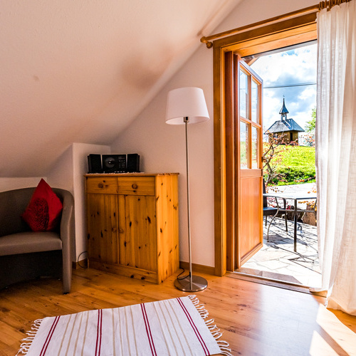 Ferienwohnung Mohn, Zugang zur Terrasse - Schlafzimmer mit Boxspringbetten und fast ebenerdigem Zugang &uuml;ber private Terrasse