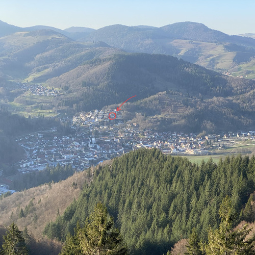 Blick vom gegenüberliegenden Hang (Holzerkreuz) auf Schönau mit Markierung der Ferienwohnung Traumblick - Blick vom gegenüberliegenden Hang (Holzerkreuz) auf Schönau mit Markierung der Ferienwohnung Traumblick -