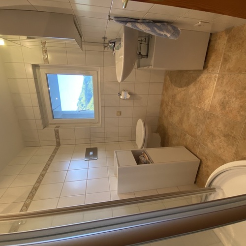 Badezimmer mit Dusche, WC, Waschbecken und toller Aussicht - Badezimmer mit Dusche, WC, Waschbecken und toller Aussicht -