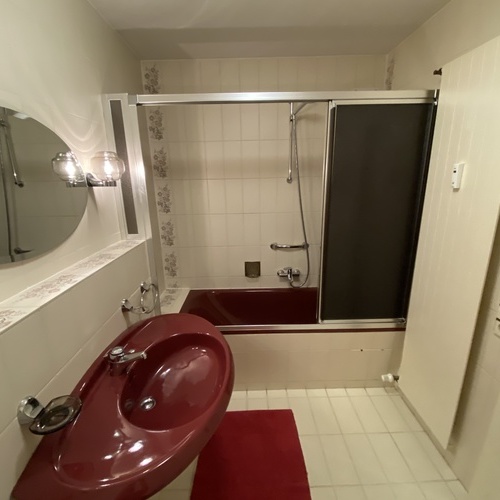 Bad mit Badewanne und Waschbecken  - 