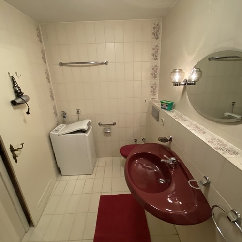 Badezimmer mit Waschbecken und Toilette  - 