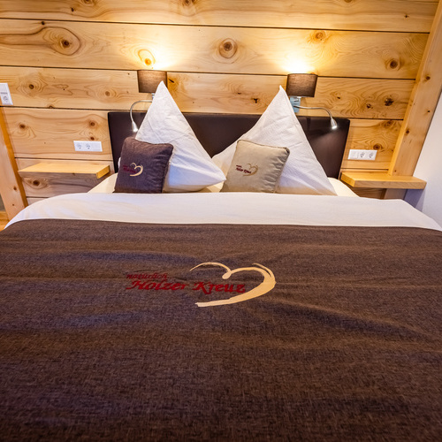 Ferienwohnung Vergissmeinnicht f&uuml;r 1 - 2 Personen - Boxspringbett f&uuml;r erholsamen Schlaf, heimisches Holz