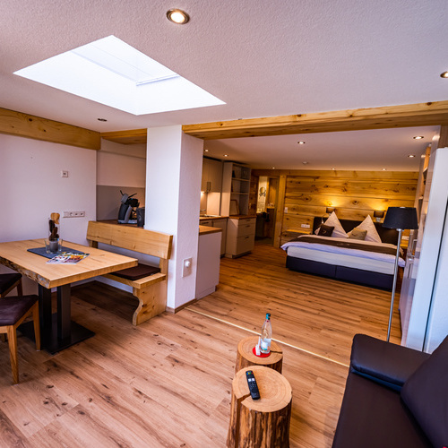 Ferienwohnung Vergissmeinnicht f&uuml;r 1 - 2 Personen - heimisch & gem&uuml;tlich, gro&szlig;er Essplatz mit Blick in die Natur, gro&szlig;e Terasse