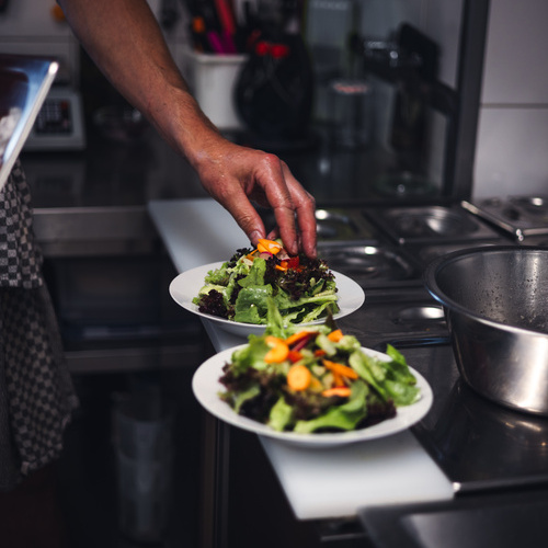 Zwei Salatteller werden angerichtet - Zwei Salatteller werden angerichtet -