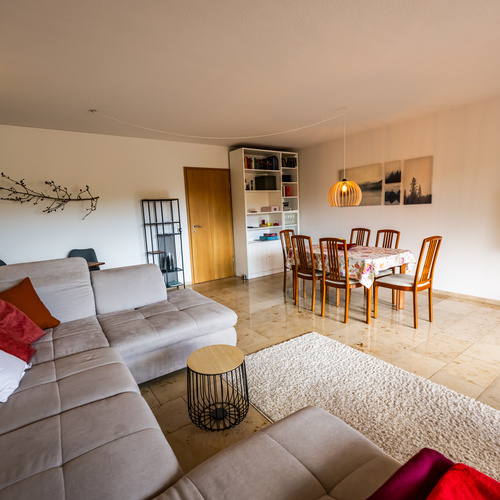 Wohnzimmer mit Esstisch und Sofaecke  - 