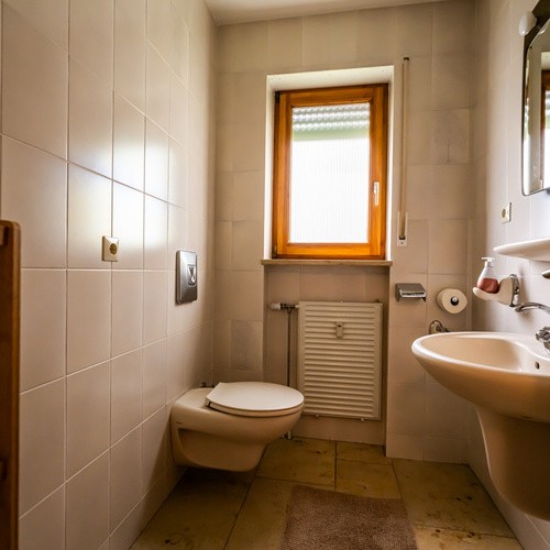 Toilette mit Waschbecken und Fenster  - 