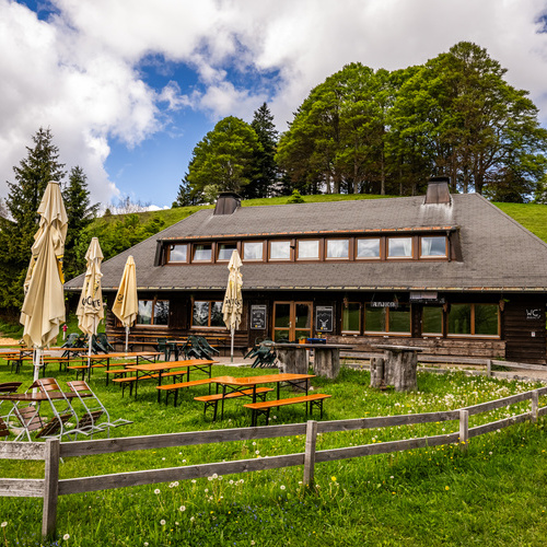 Die Außenansicht des Almgasthaus Knöpflesbrunnen - Die Außenansicht des Almgasthaus Knöpflesbrunnen -