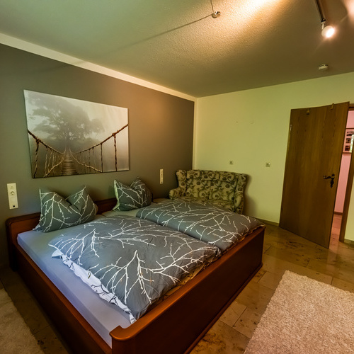 Doppelbett eines Schlafzimmers - 