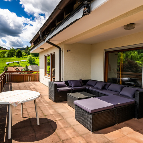 eine gro&szlig;e Eck- Sitzlounge auf der Terrasse - 