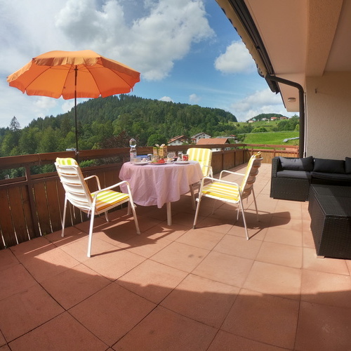 die gro&szlig;e Terrasse mit Tisch und St&uuml;hlen sowie einer Sitzlounge  - 