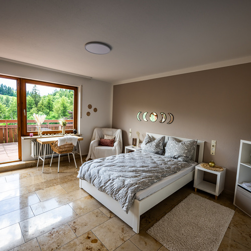 Schlafzimmer mit franz. Bett und Zugang zur Terrasse  - 