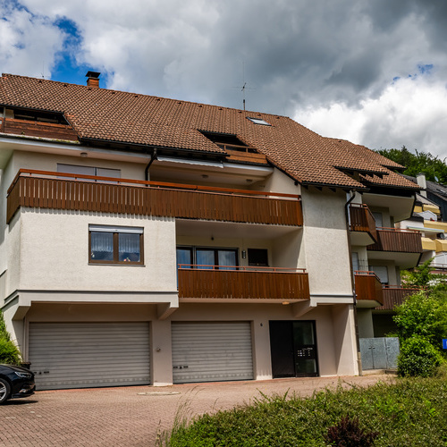 Au&szlig;enansicht des Hauses, die Wohnung befindet sich in einem Mehrfamilienhaus im zweiten Stock mit gro&szlig;er Terrasse - 