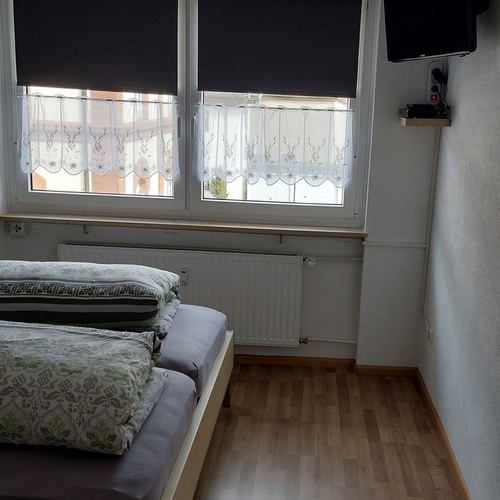 Im Schlafzimmer befindet sich auch ein TV. - 