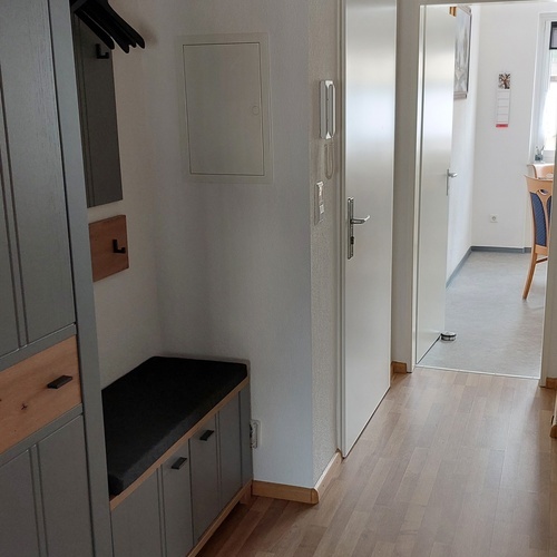 Der Flur mit Garderobe sowie Schrank. - 