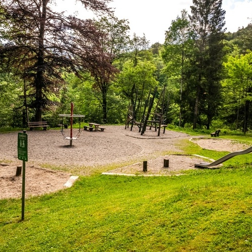 Nur wenige Gehminuten von unserer Ferienwohnung entfernt befindet sich im Buchenbr&auml;ndle ein Kinderspielplatz.  - 