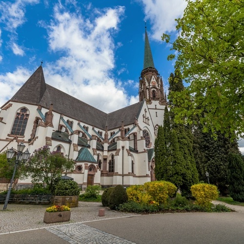 Die Kirche Maria Himmelfahrt im Stadtzentrum von Sch&ouml;nau. - 