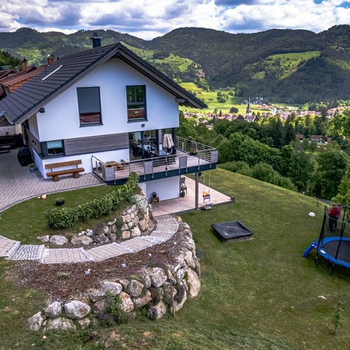 Ausblick auf die umliegende Bergwelt sowie die Stadt Sch&ouml;nau im Schwarzwald - 